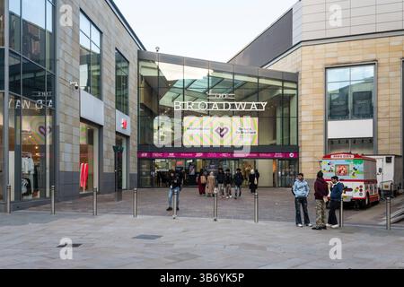 Ingresso al centro commerciale Broadway in Market Street, Bradford. Foto Stock