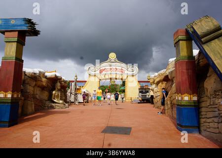 Ingresso all'area di Shambhala nel Parco PortAventura a la Pineda, in Spagna, sotto spettacolari nuvole di tempesta durante una visita estiva. Salou, Spagna Foto Stock