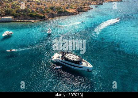 Vista aerea di yacht e barche di lusso nel mare cristallino Foto Stock