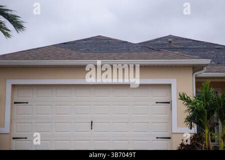 Le zanne sono state strappate da un tetto dopo una grave tempesta Foto Stock