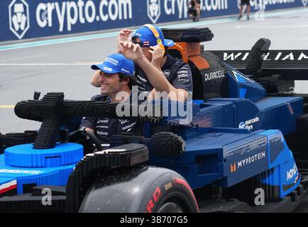 4 maggio 2025, Miami International Autodrome, Miami, Formula 1 Crypto.com Miami Grand Prix 2025. Nella foto è raffigurata una sfilata di conducenti con altri veicoli. Questa volta, i piloti stanno guidando in pista con auto di Formula 1 realizzate in Lego e si stanno chiaramente divertendo. Carlos Sainz Jr. (ESP), Atlassian Williams Racing, Alexander Albon (GBR), Atlassian Williams Racing Foto Stock