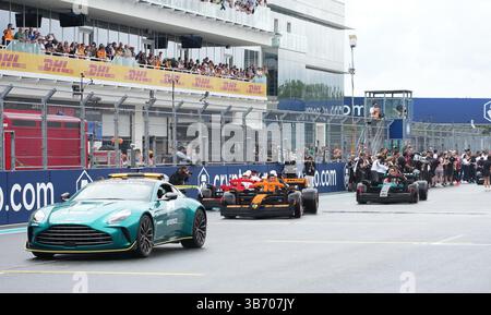 4 maggio 2025, Miami International Autodrome, Miami, Formula 1 Crypto.com Miami Grand Prix 2025. Nella foto è raffigurata una sfilata di conducenti con altri veicoli. Questa volta i piloti stanno guidando in pista con le auto di Formula 1 realizzate in Lego e si stanno chiaramente divertendo molto. Lando Norris (GBR), McLaren F1 Team, Oscar piatti (AUS), McLaren F1 Team, Charles Leclerc (MCO), scuderia Ferrari HP, Lewis Hamilton (GBR), Scuderia Ferrari HP, George Russell (GBR), Mercedes-AMG Petronas Formula One Team, Andrea Kimi Antonelli (ITA), Mercedes-AMG Petronas Formula One Team. Foto Stock