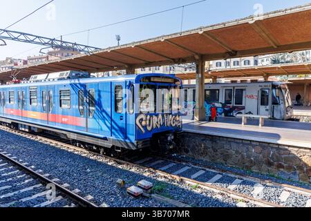 Roma, Italia - 7 marzo 2025: Treni pendolari presso la stazione ferroviaria di Roma porta San Paolo a Roma, Italia. Foto Stock