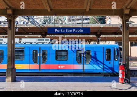 Roma, Italia - 7 marzo 2025: Treno pendolare alla stazione ferroviaria di Roma porta San Paolo a Roma, Italia. Foto Stock