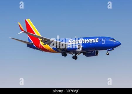 Burbank, Stati Uniti - 10 ottobre 2024: Aereo Boeing 737-700 della Southwest Airlines presso l'aeroporto di Burbank negli Stati Uniti. Foto Stock