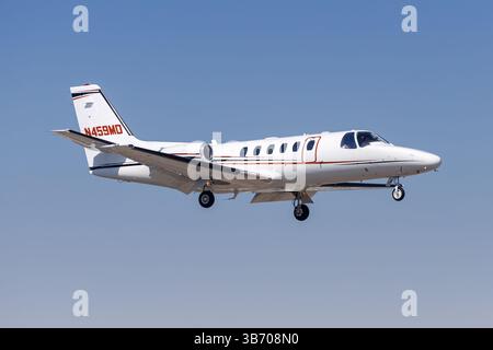 Burbank, Stati Uniti - 10 ottobre 2024: Aereo Cessna Citation II all'aeroporto di Burbank negli Stati Uniti. Foto Stock