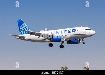 Burbank, Stati Uniti - 10 ottobre 2024: Aereo Airbus A319 della United Airlines all'aeroporto di Burbank negli Stati Uniti. Foto Stock