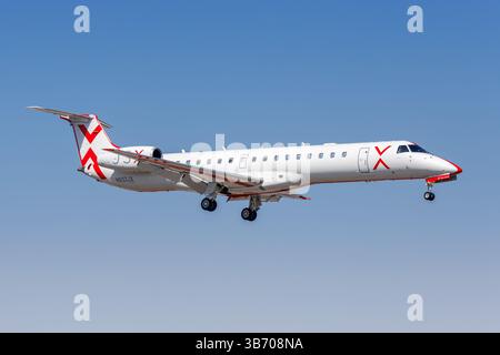 Burbank, Stati Uniti - 10 ottobre 2024: Aereo JetSuiteX Embraer 145 all'aeroporto di Burbank negli Stati Uniti. Foto Stock