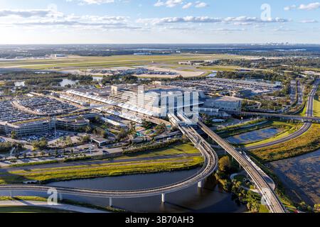 Orlando, Stati Uniti - 17 ottobre 2024: Foto aerea dell'aeroporto internazionale di Orlando con terminal di Orlando, Stati Uniti. Foto Stock