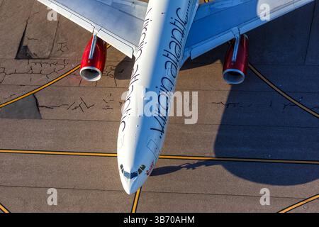 Orlando, Stati Uniti - 17 ottobre 2024: Foto aerea dell'Airbus A330-300 della Virgin Atlantic presso l'aeroporto di Orlando, Stati Uniti. Foto Stock
