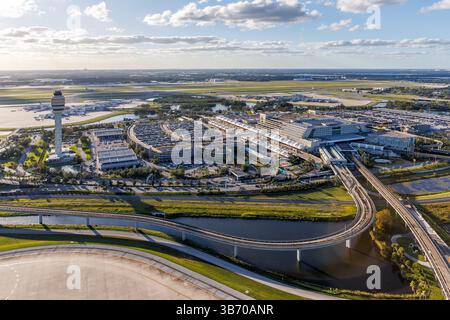 Orlando, Stati Uniti - 17 ottobre 2024: Foto aerea dell'Aeroporto Internazionale di Orlando con Terminal e Torre di Orlando, Stati Uniti. Foto Stock