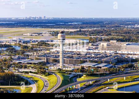 Orlando, Stati Uniti - 17 ottobre 2024: Foto aerea dell'Aeroporto Internazionale di Orlando con Terminal e Torre di Orlando, Stati Uniti. Foto Stock
