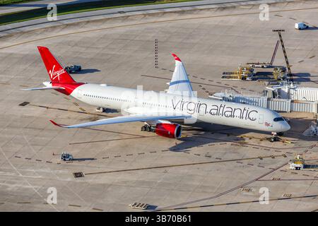 Orlando, Stati Uniti - 17 ottobre 2024: Foto aerea dell'Airbus A350-1000 della Virgin Atlantic presso l'aeroporto di Orlando, Stati Uniti. Foto Stock