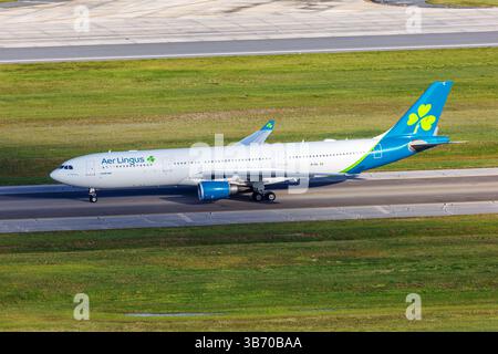 Orlando, Stati Uniti - 17 ottobre 2024: Foto aerea dell'aereo Aer Lingus Airbus A330-300 all'aeroporto di Orlando, Stati Uniti. Foto Stock