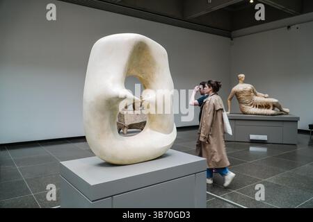 Henry Moore Sculpture Centre presso la Art Gallery of Ontario. I visitatori possono ammirare sculture d'arte moderna in una spaziosa galleria museale. Foto Stock