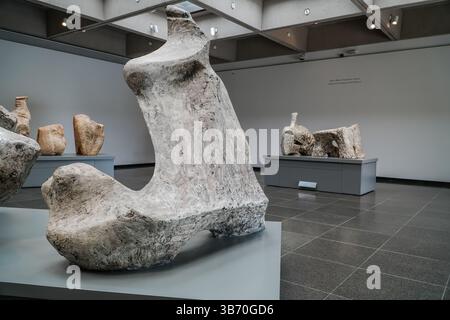 Henry Moore Sculpture Centre all'interno della Art Gallery of Ontario, Toronto, Canada. Sculture astratte sono esposte nello spazio luminoso della galleria. Foto Stock