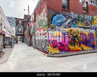 Graffiti Alley a Toronto, Canada. Le pareti del vicolo sono ricoperte da vivaci Street art e graffiti murali, noti anche come Rush Lane. Foto Stock