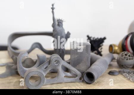Diversi oggetti stampati su una stampante 3D industriale in polvere. Settore Multi Jet Fusion Foto Stock