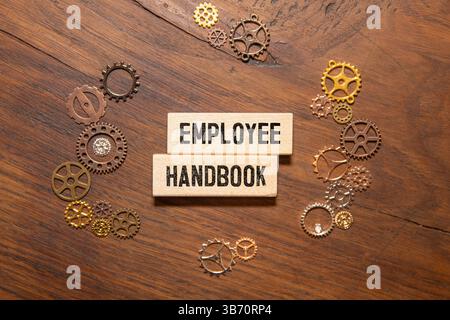 Testo del manuale per i dipendenti scritto sul notebook. Foto Stock