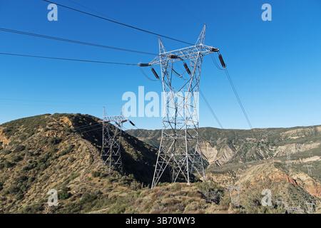 Linee di trasmissione elettrica ad alta tensione e torri che attraversano un passo nelle Liebre Mountains Foto Stock
