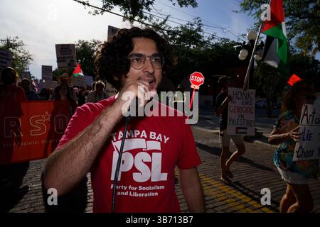 St Petersburg, Florida, Stati Uniti. 3 maggio 2025. Un oratore del Partito per il socialismo e la Liberazione guida il credito dei Chants: Daniel Powell/ZUMA Press Wire/ZUMA Wire/Alamy Live News Foto Stock