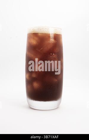 caffè ghiacciato o caffè freddo in alto vetro trasparente con cubetti di ghiaccio e schiuma cremosa servita su sfondo bianco. Foto di alta qualità Foto Stock