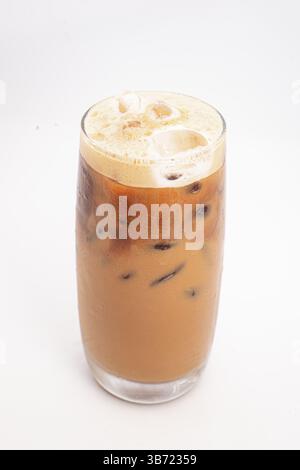 caffè ghiacciato con crema e cubetti di ghiaccio servito in alto vetro trasparente con la parte superiore schiumosa fotografata su sfondo bianco. Foto di alta qualità Foto Stock