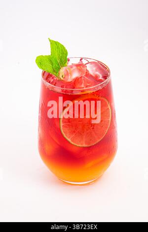 vivace cocktail di agrumi rossi con fetta di arancia rossa e menta fresca servita in vetro trasparente su ghiaccio su sfondo bianco. Foto di alta qualità Foto Stock