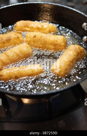 Bastoncini di formaggio fritti, tequenos ripieni di formaggio bianco Foto Stock