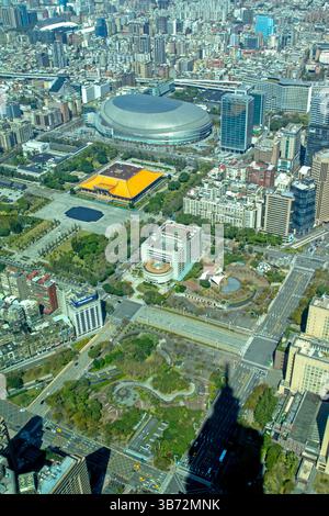 /Users/andrewbain/Desktop/Alamy Photos/4 Taiwan/l'ombra della torre Taipei 101 che si estende oltre Taipei.jpg Foto Stock