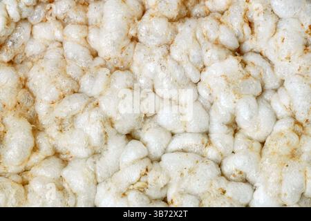 Primo piano di un cracker di riso a base di riso soffiato Foto Stock