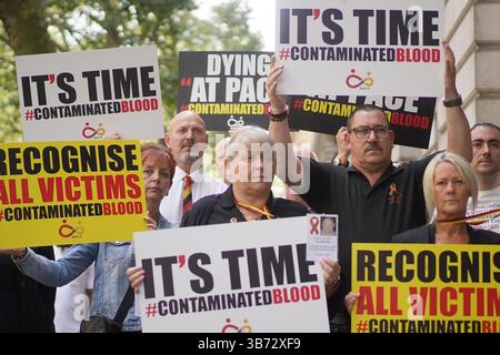 File foto datato 26/07/23 di attivisti, tra cui molti che sono personalmente infettati e colpiti da sangue infetto, raccolta a Westminster, Londra. Le persone che ricevono sangue infetto in uno dei peggiori disastri terapeutici nella storia del sistema sanitario nazionale sono "spaventate che non vivranno per vedere un risarcimento”, hanno detto gli attivisti. La ricerca sullo scandalo del sangue infetto riaprirà più avanti questa settimana tra le preoccupazioni relative al risarcimento delle vittime. Data di pubblicazione: Lunedì 5 maggio 2025. Foto Stock