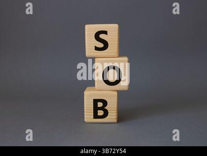 SOB - simbolo respiro corto. Cubi di legno con parole SOB. Splendido sfondo grigio. Concetto medico e SOB. Copia spazio. Foto Stock