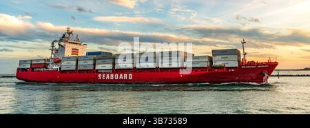 Miami, Florida, Stati Uniti - 3 gennaio 2025: Nave cargo aerea che entra nel porto. Nave container. Nave cargo Seaboard Genesis con container a Miami. Trasporto merci Foto Stock