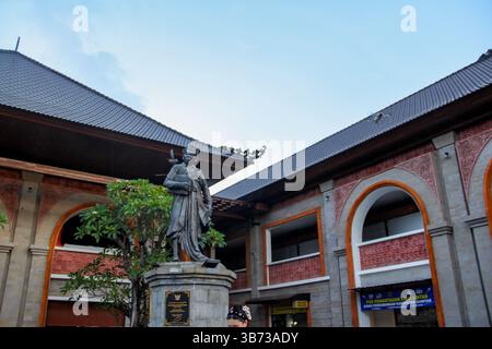 Mercato d'Arte di Ubud, Ubud, Bali, Indonesia - 04.22.2025: Centro commerciale di Bali con una statua e architettura tradizionale, che mescola il commercio al dettaglio con il centro culturale Foto Stock