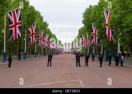 Westminster, Londra, Regno Unito. 5 maggio 2025. A Londra si stanno svolgendo eventi per segnare la fine della guerra in Europa. Il personale militare e altri partecipanti devono riunirsi in Parliament Square prima di sfilare oltre il Cenotaph a Whitehall e lungo il Mall verso Buckingham Palace. Sono in corso dei preparativi, inclusa la sicurezza nel centro commerciale Foto Stock