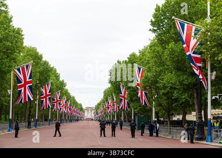 Westminster, Londra, Regno Unito. 5 maggio 2025. A Londra si stanno svolgendo eventi per segnare la fine della guerra in Europa. Il personale militare e altri partecipanti devono riunirsi in Parliament Square prima di sfilare oltre il Cenotaph a Whitehall e lungo il Mall verso Buckingham Palace. Sono in corso dei preparativi, inclusa la sicurezza nel centro commerciale Foto Stock