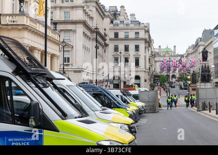 Westminster, Londra, Regno Unito. 5 maggio 2025. A Londra si stanno svolgendo eventi per segnare la fine della guerra in Europa. Il personale militare e altri partecipanti devono riunirsi in Parliament Square prima di sfilare davanti al Cenotaph a Whitehall. Sono in corso dei preparativi, compresa la sicurezza. Furgoni della polizia Foto Stock