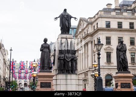 Westminster, Londra, Regno Unito. 5 maggio 2025. A Londra si stanno svolgendo eventi per segnare la fine della guerra in Europa. Il personale militare e altri partecipanti devono riunirsi in Parliament Square prima di sfilare davanti al Cenotaph a Whitehall. Bandiere in Waterloo Place Foto Stock