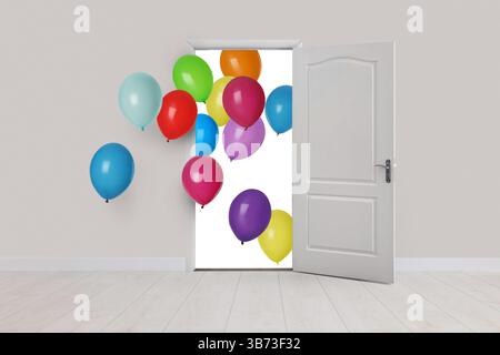 Molti palloncini brillanti volano a porte aperte. Decorazioni festive per feste di compleanno o altre celebrazioni Foto Stock
