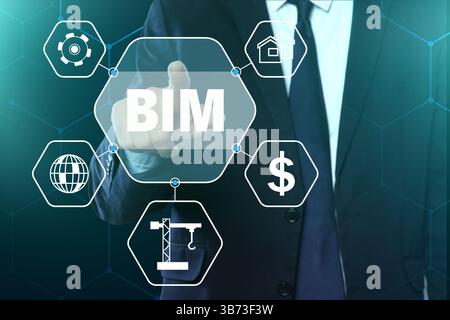 Modellazione delle informazioni di costruzione. Uomo che utilizza lo schermo virtuale con l'abbreviazione BIM e diverse icone, primo piano Foto Stock