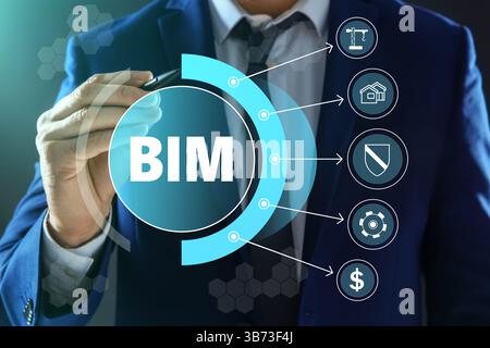 Modellazione delle informazioni di costruzione. Uomo che utilizza lo schermo virtuale con l'abbreviazione BIM e diverse icone, primo piano Foto Stock