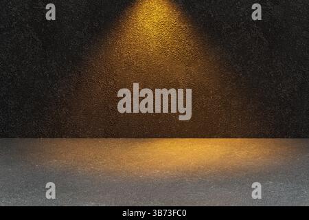 Luce spot calda che illumina una parete e un pavimento dalle texture scure, creando un'atmosfera drammatica e misteriosa Foto Stock