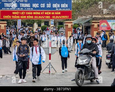 Gli studenti di una scuola media a Thanh Hoa, Vietnam, il 18 marzo 2025 lasciano la scuola dopo le lezioni. Gli alunni sono vestiti con uniformi bianche e blu. Foto Stock