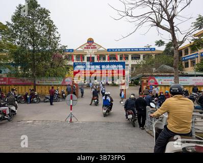 Gli studenti di una scuola media a Thanh Hoa, Vietnam, il 18 marzo 2025 lasciano la scuola dopo le lezioni. Gli alunni sono vestiti con uniformi bianche e blu. Foto Stock