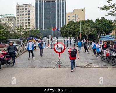 Gli studenti di una scuola media a Thanh Hoa, Vietnam, il 18 marzo 2025 lasciano la scuola dopo le lezioni. Gli alunni sono vestiti con uniformi bianche e blu. Foto Stock