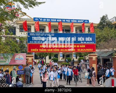 Gli studenti di una scuola media di Thanh Hoa, Vietnam, lasciano le loro classi dopo le lezioni il 18 marzo 2025, l'ingresso della scuola è abbellito da un divieto Foto Stock