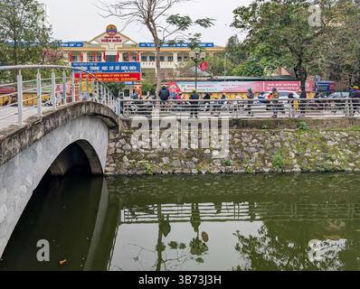 Gli studenti di una scuola media di Thanh Hoa, Vietnam, lasciano le loro classi dopo le lezioni il 18 marzo 2025, i genitori aspettano di fronte alla scuola per scegliere Foto Stock