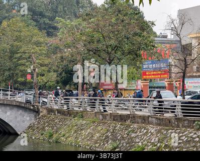 Gli studenti di una scuola media di Thanh Hoa, Vietnam, lasciano le loro classi dopo le lezioni il 18 marzo 2025, i genitori aspettano di fronte alla scuola per scegliere Foto Stock