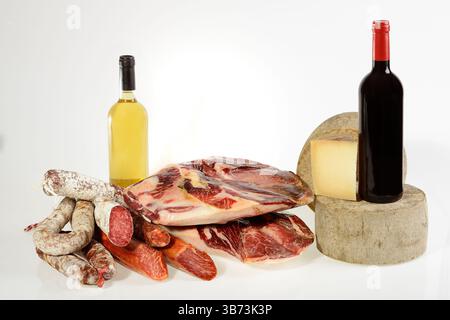 Una natura morta curata con una selezione di prodotti tradizionali spagnoli, tra cui pezzi di prosciutto stagionato, salsicce assortite e Salchichón, un cuneo Foto Stock